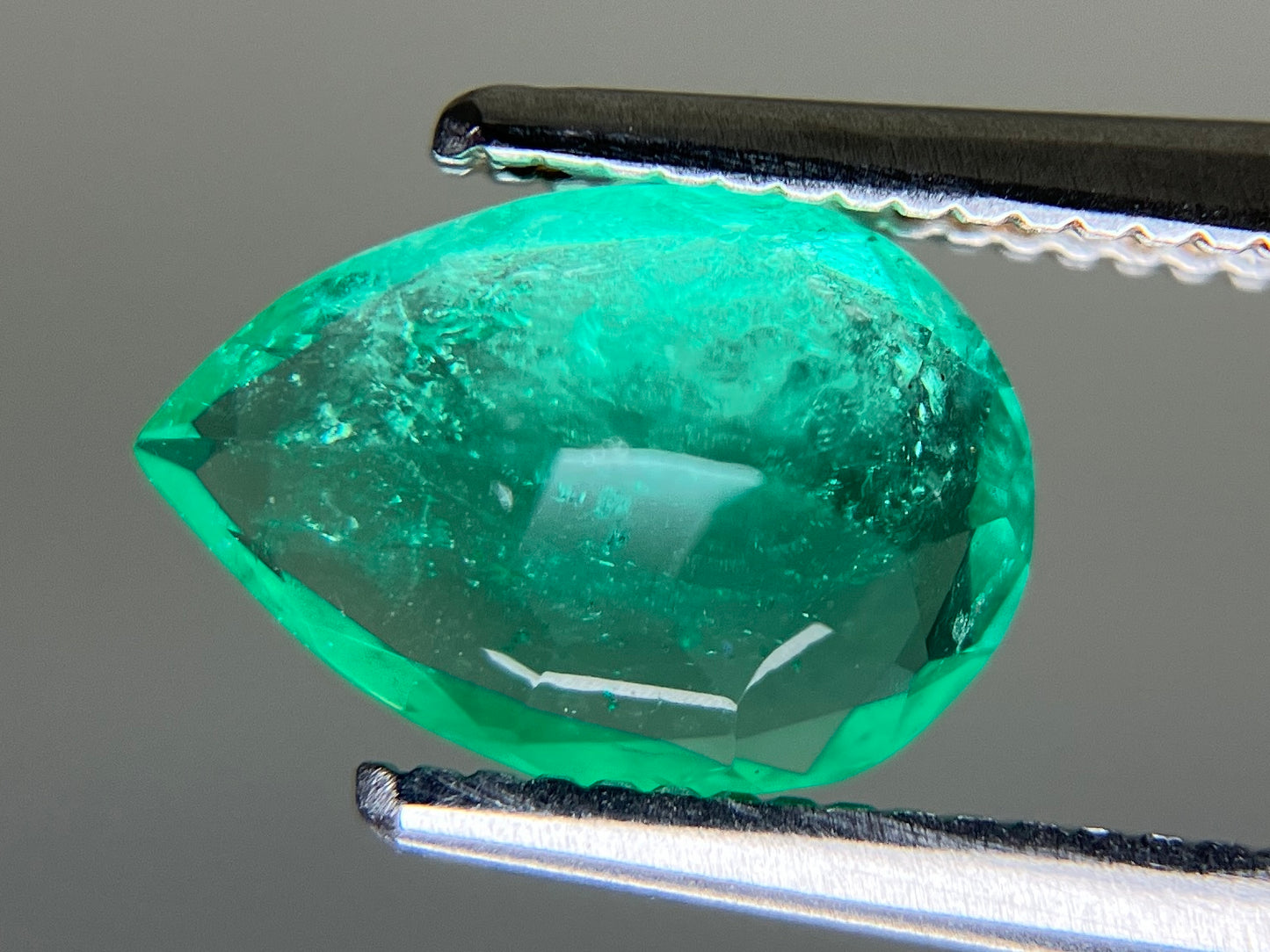 エメラルド 天然 1.224ct 中央宝石ソーティング付き 9.27㎜×6.43㎜×4.37㎜ ルース（ 裸石 ） 7509YY