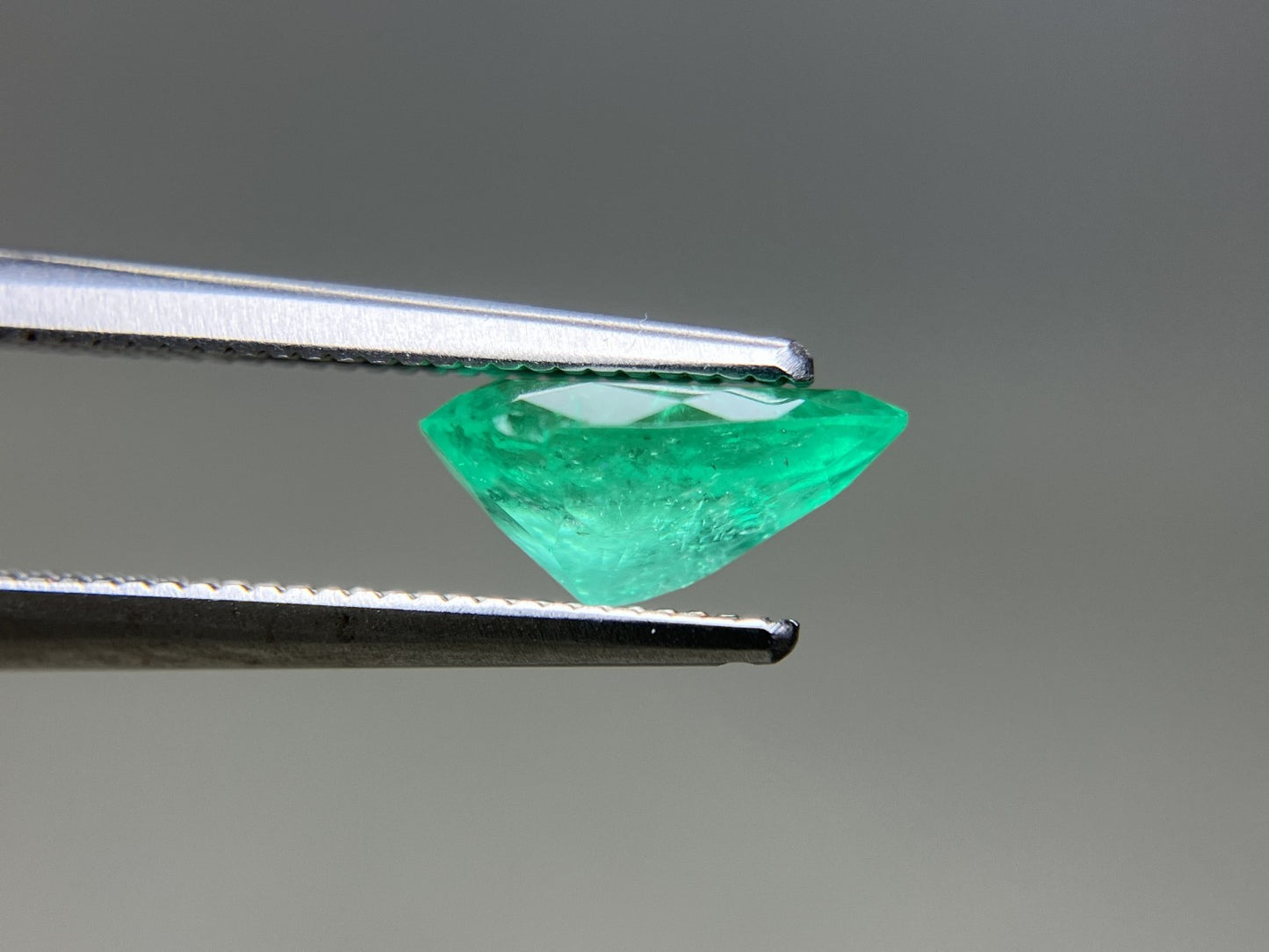 エメラルド 天然 1.224ct 中央宝石ソーティング付き 9.27㎜×6.43㎜×4.37㎜ ルース（ 裸石 ） 7509YY