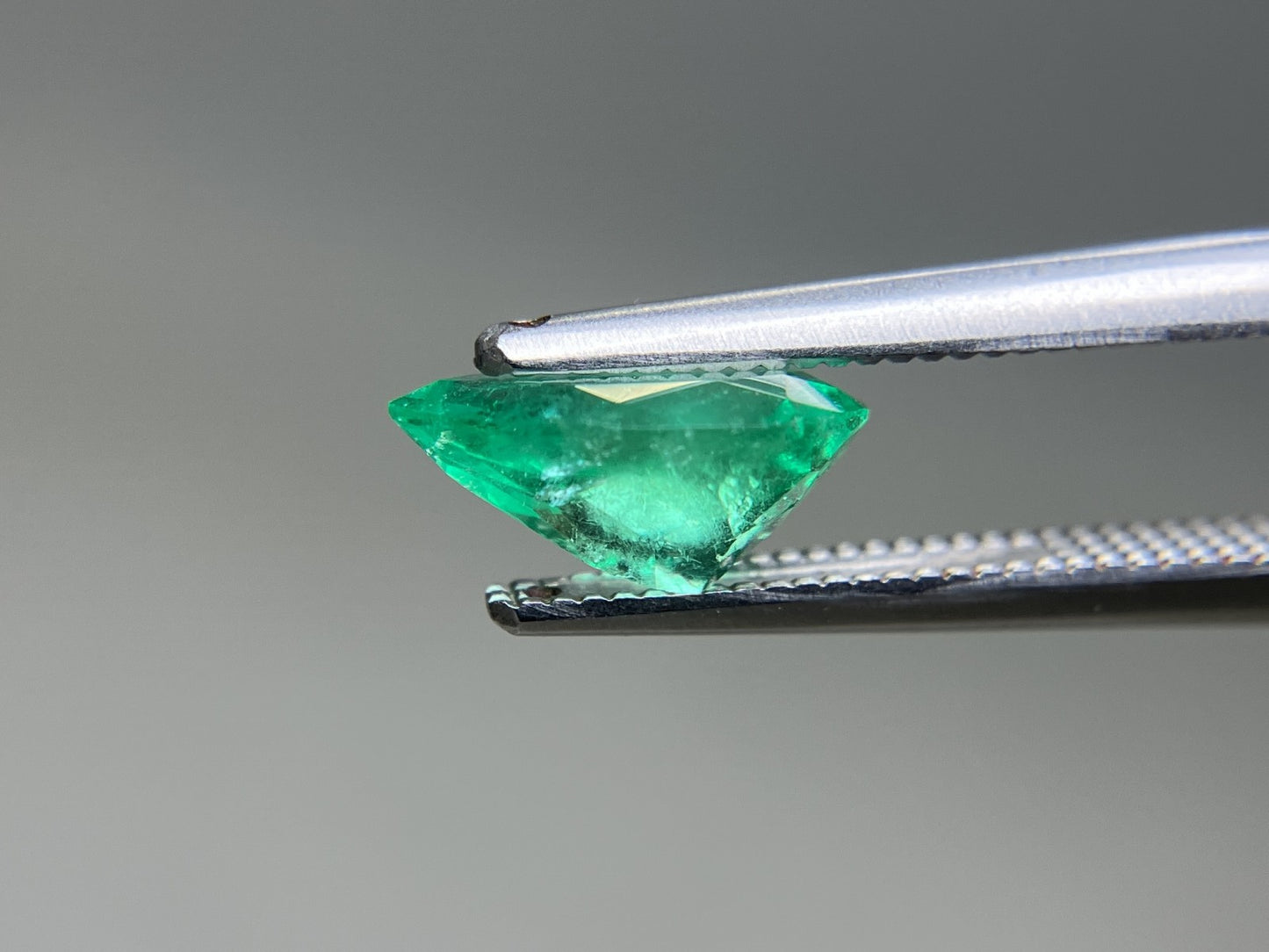 エメラルド 天然 1.224ct 中央宝石ソーティング付き 9.27㎜×6.43㎜×4.37㎜ ルース（ 裸石 ） 7509YY