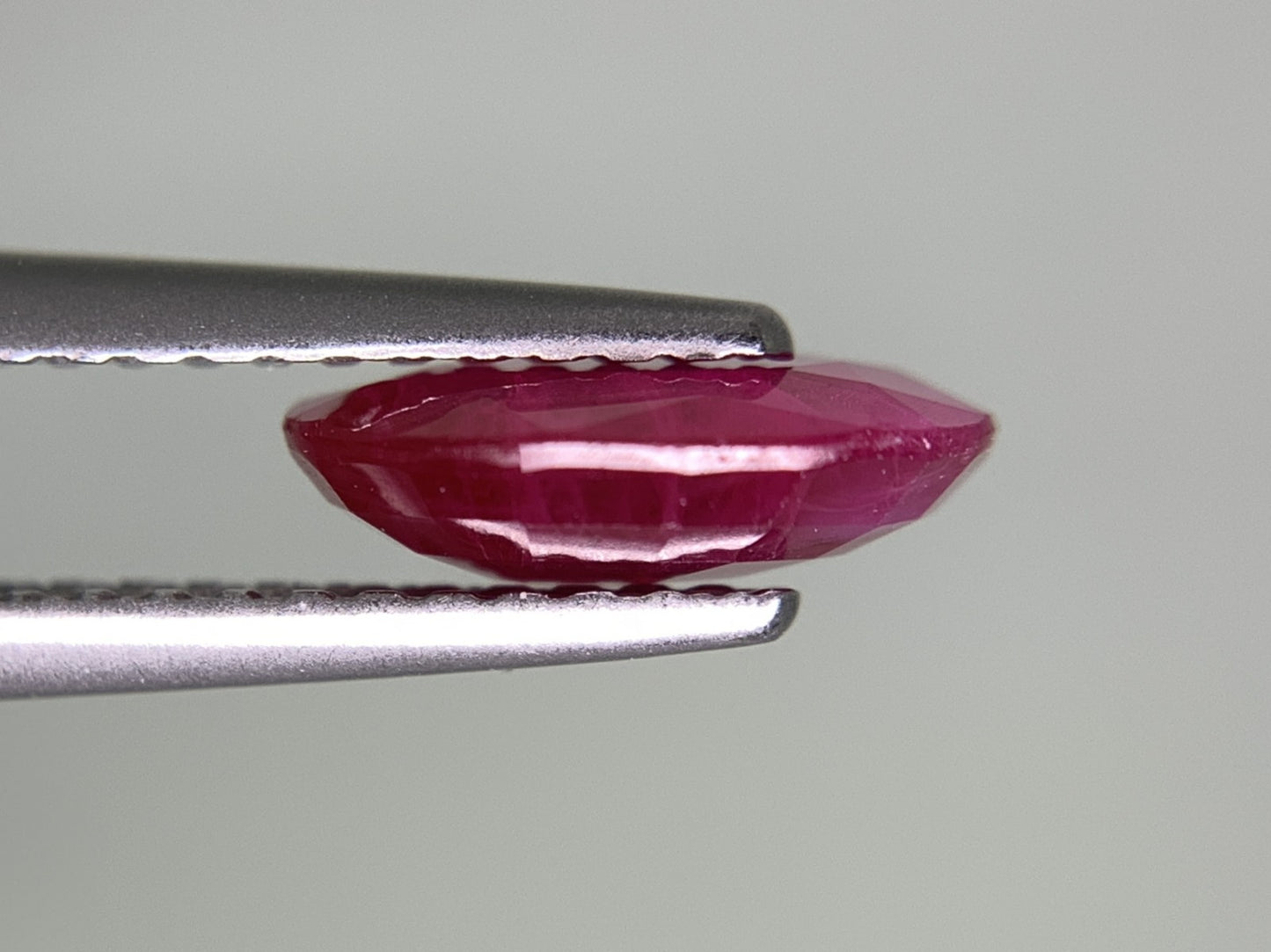 ルビー 天然 1.499ct 中央宝石ソーティング付き 8.65㎜×6.36㎜×2.76㎜ ルース（ 裸石 ） 7962Y