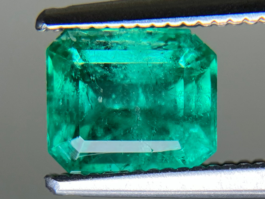 エメラルド 天然 1.186ct 中央宝石ソーティング付き 6.84㎜×5.80㎜×4.40㎜ ルース（ 裸石 ） 7512YY