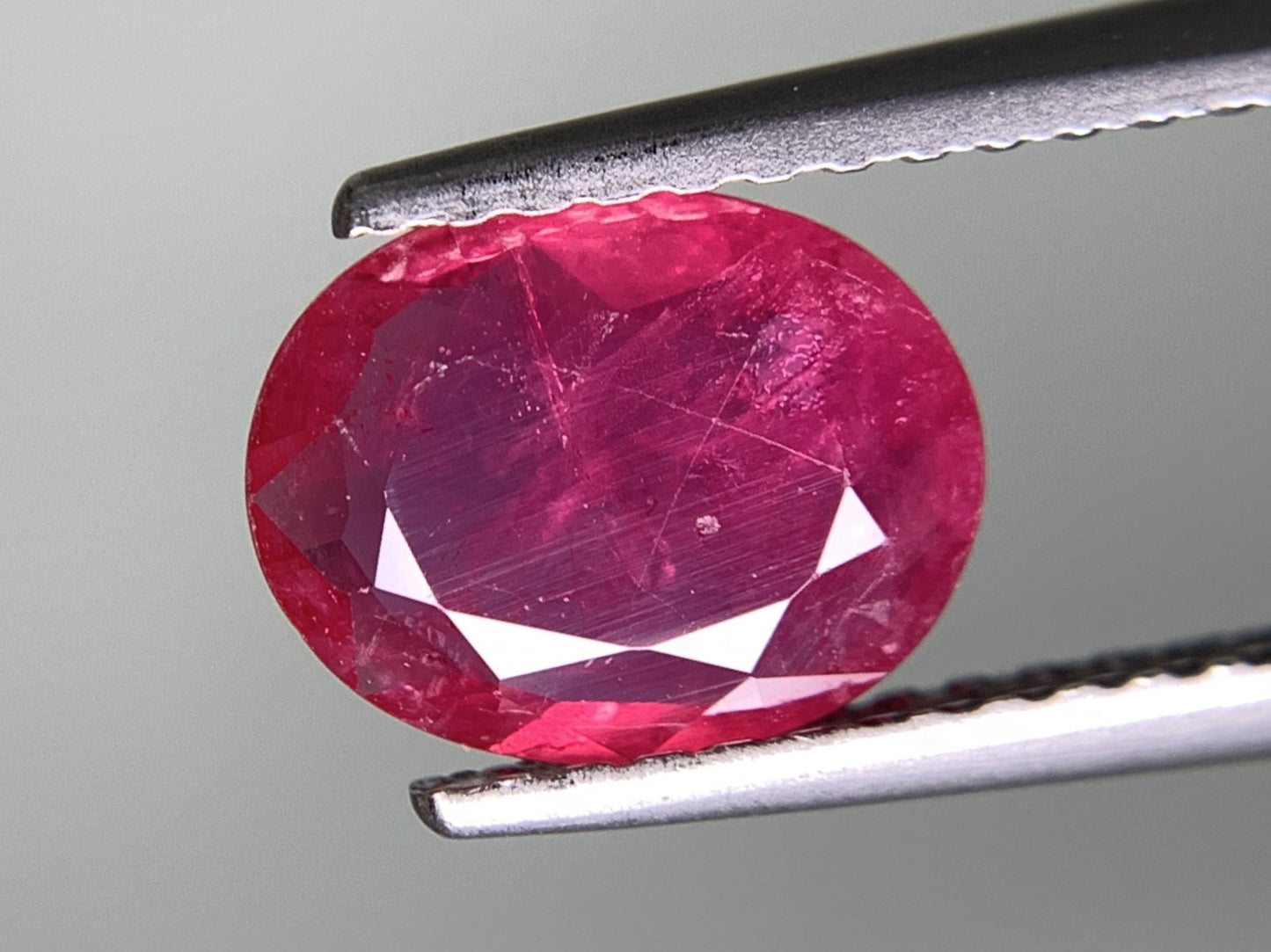 ルビー 天然 1.295ct 中央宝石ソーティング付き 8.27㎜×6.55㎜×2.47㎜ ルース（ 裸石 ） 7958Y