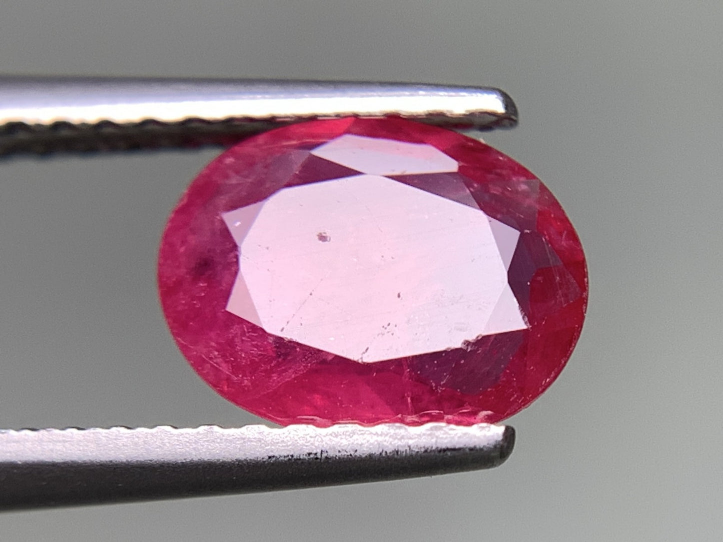 ルビー 天然 1.295ct 中央宝石ソーティング付き 8.27㎜×6.55㎜×2.47㎜ ルース（ 裸石 ） 7958Y