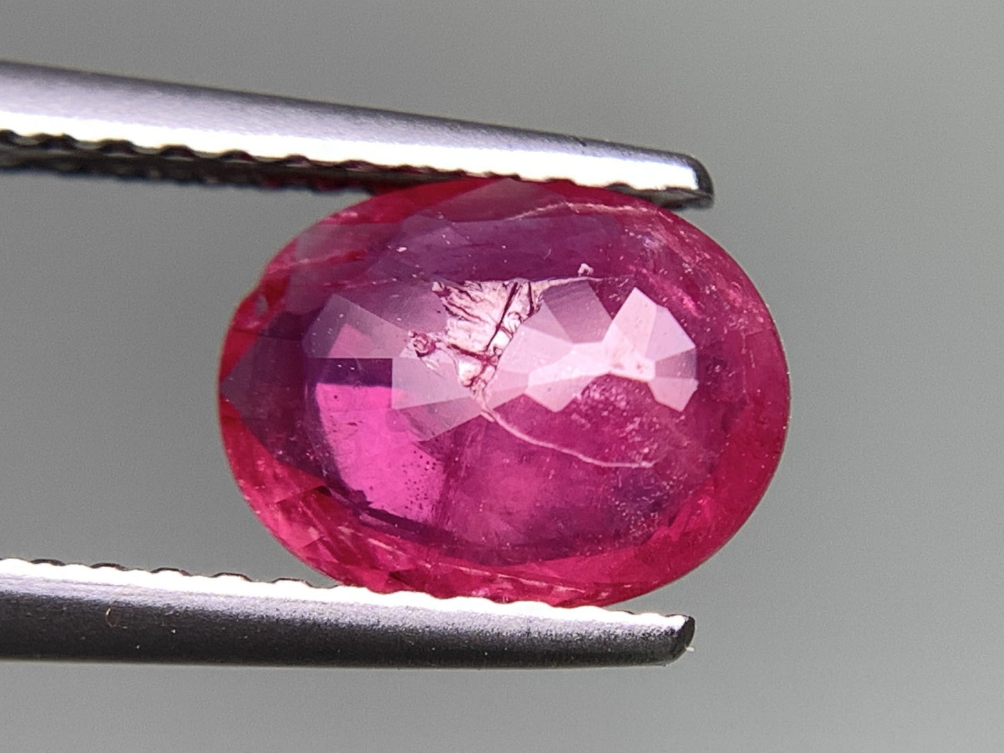 ルビー 天然 1.295ct 中央宝石ソーティング付き 8.27㎜×6.55㎜×2.47㎜ ルース（ 裸石 ） 7958Y