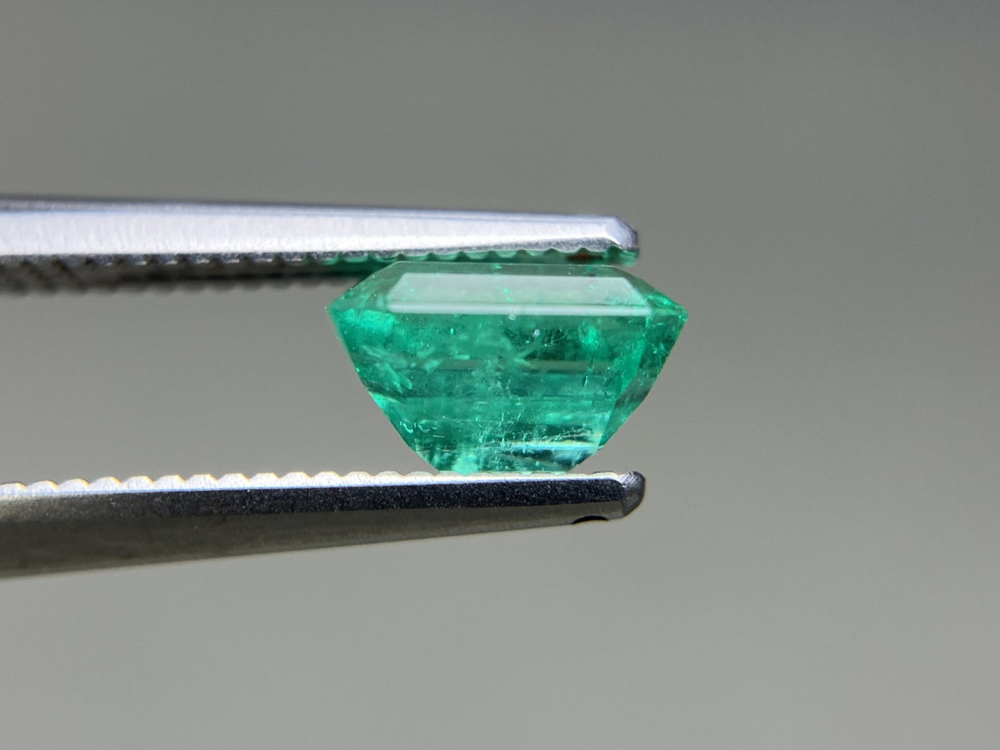 エメラルド 天然 1.186ct 中央宝石ソーティング付き 6.84㎜×5.80㎜×4.40㎜ ルース（ 裸石 ） 7512YY