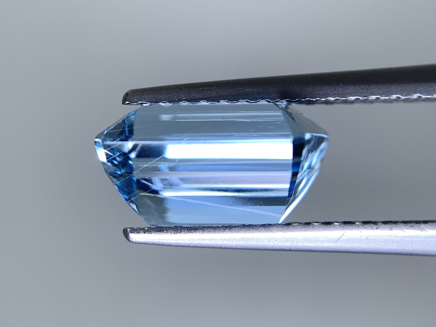 アクアマリン 天然 2.415ct 中央宝石ソーティング付き 9.20㎜×6.55㎜×5.30㎜ ルース（ 裸石 ） 6786Y