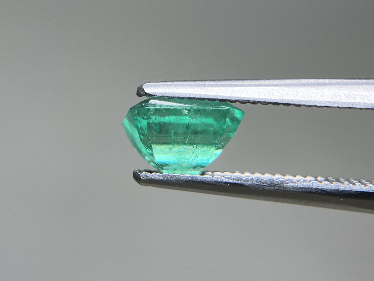 エメラルド 天然 1.186ct 中央宝石ソーティング付き 6.84㎜×5.80㎜×4.40㎜ ルース（ 裸石 ） 7512YY