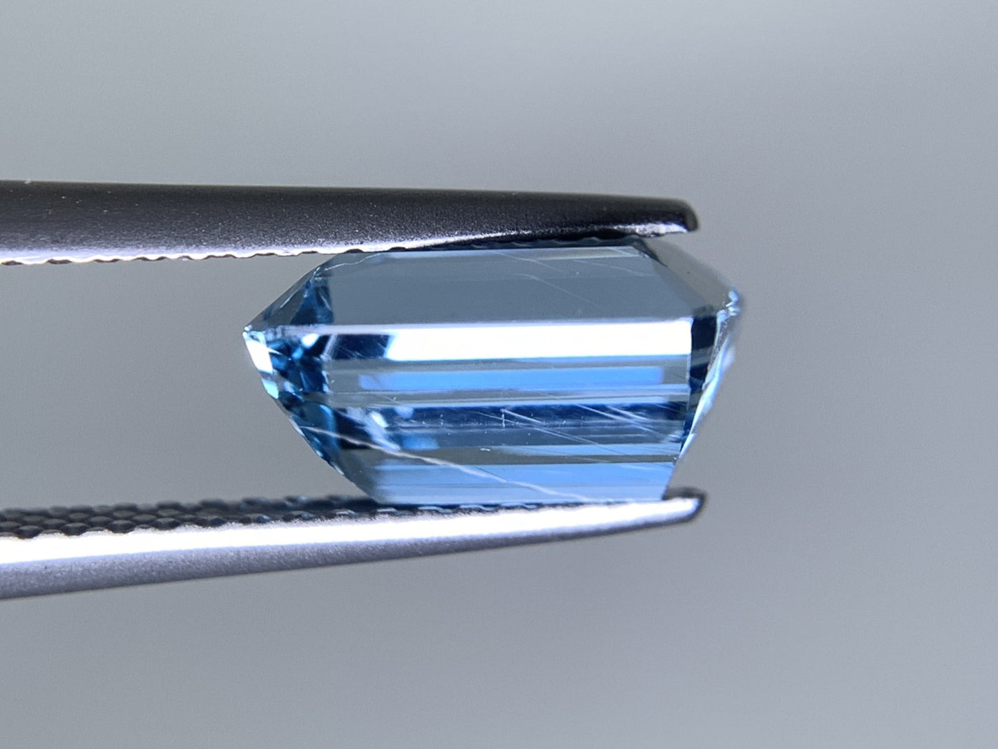 アクアマリン 天然 2.415ct 中央宝石ソーティング付き 9.20㎜×6.55㎜×5.30㎜ ルース（ 裸石 ） 6786Y