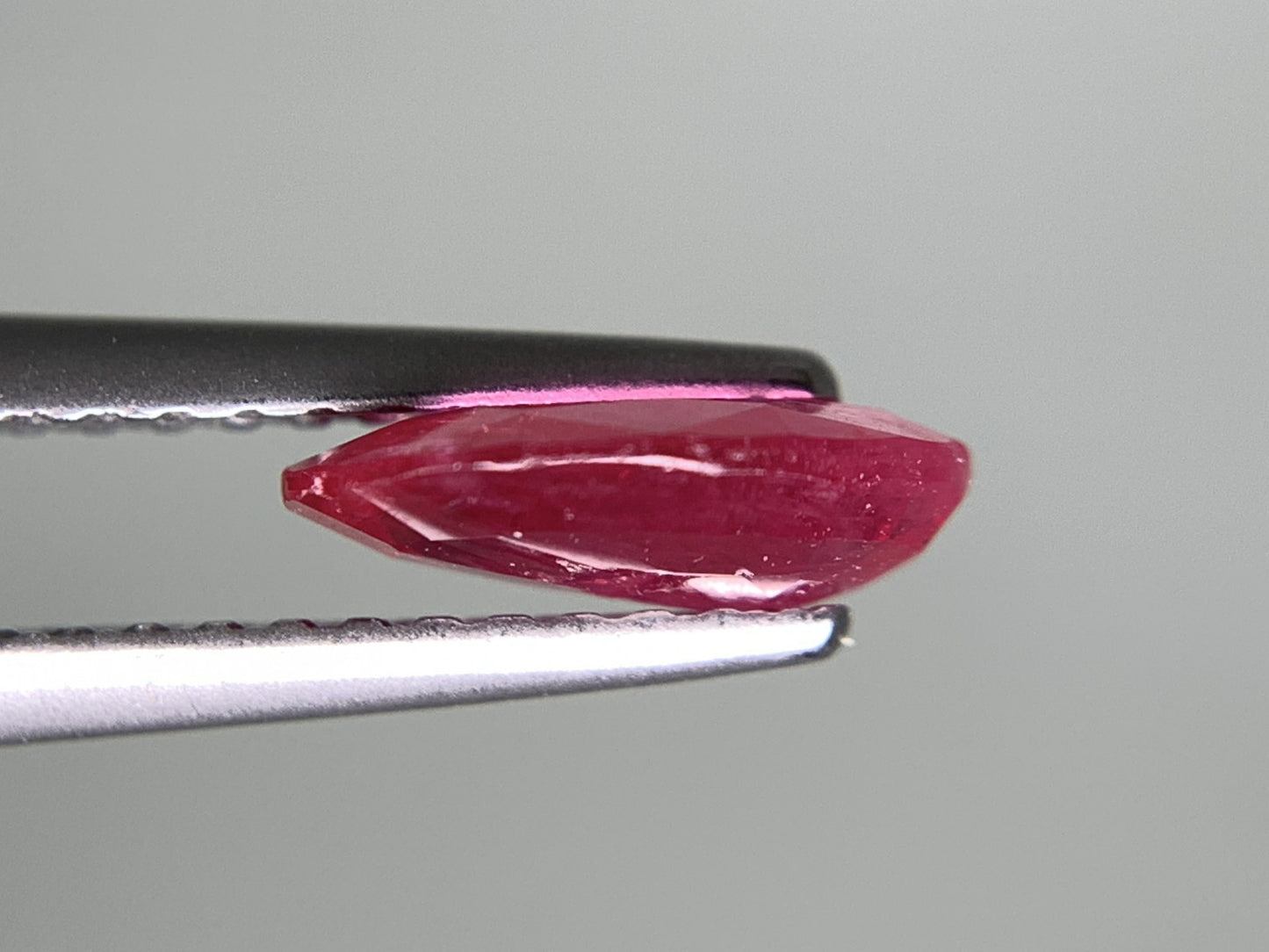ルビー 天然 1.295ct 中央宝石ソーティング付き 8.27㎜×6.55㎜×2.47㎜ ルース（ 裸石 ） 7958Y