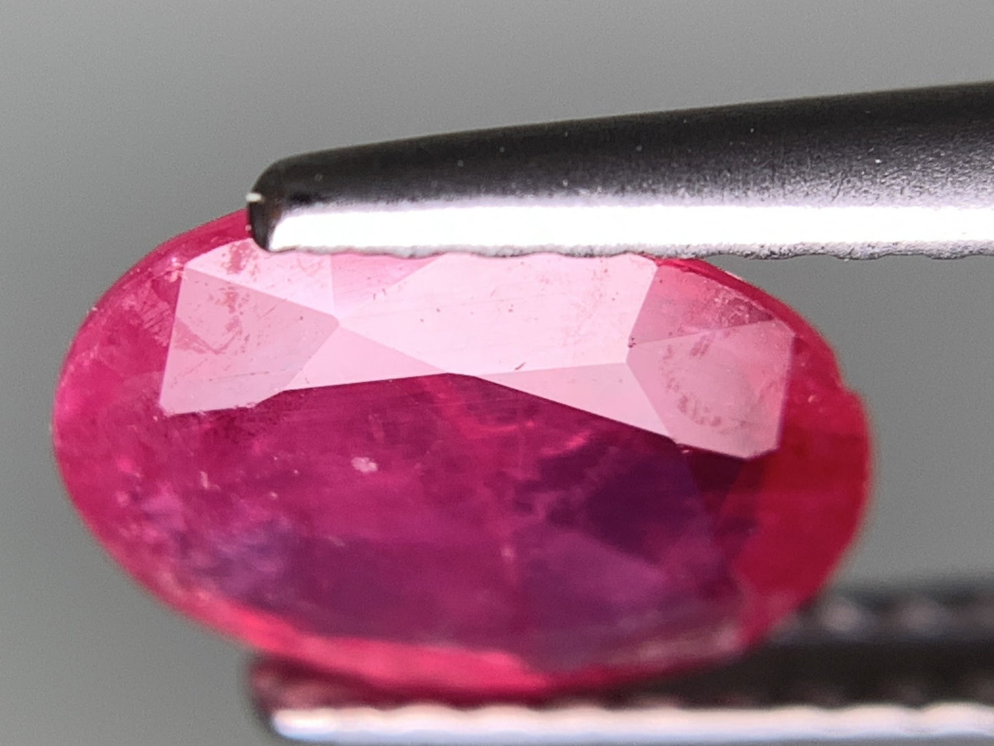 ルビー 天然 1.295ct 中央宝石ソーティング付き 8.27㎜×6.55㎜×2.47㎜ ルース（ 裸石 ） 7958Y