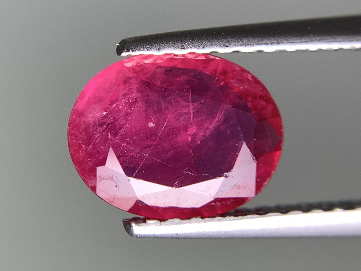 ルビー 天然 1.295ct 中央宝石ソーティング付き 8.27㎜×6.55㎜×2.47㎜ ルース（ 裸石 ） 7958Y