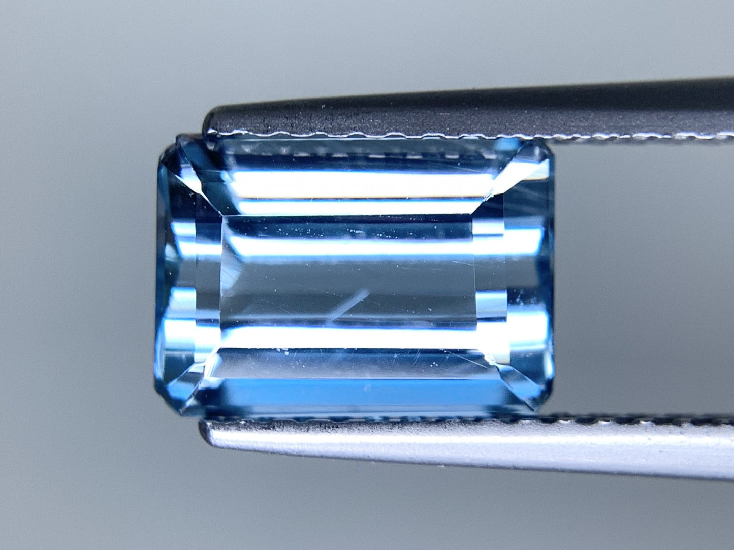 アクアマリン 天然 2.415ct 中央宝石ソーティング付き 9.20㎜×6.55㎜×5.30㎜ ルース（ 裸石 ） 6786Y