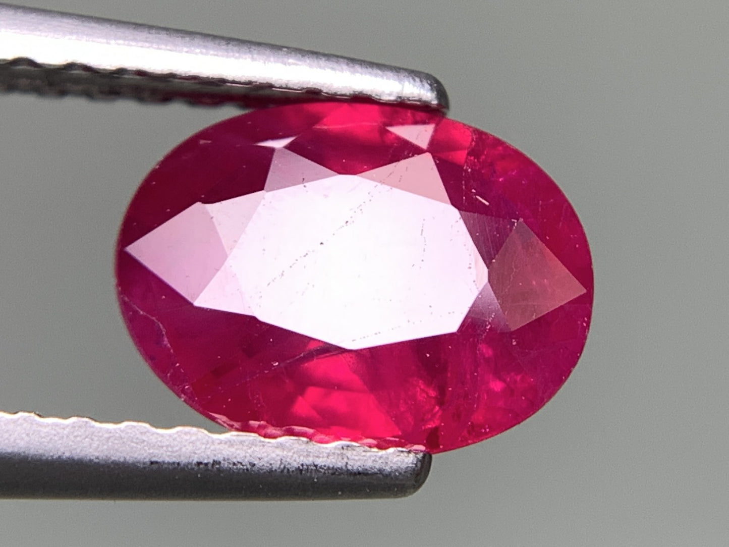 ルビー 天然 1.342ct 中央宝石ソーティング付き 7.91㎜×6.08㎜×3.17㎜ ルース（ 裸石 ） 7957Y