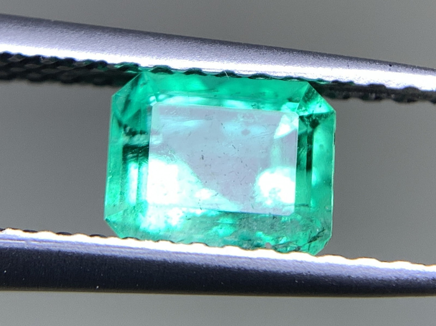 エメラルド  天然  0.760ct  中央宝石ソーティング付き  5.86㎜×4.93㎜×3.89㎜   天然 ルース（ 裸石 ） 5090Y
