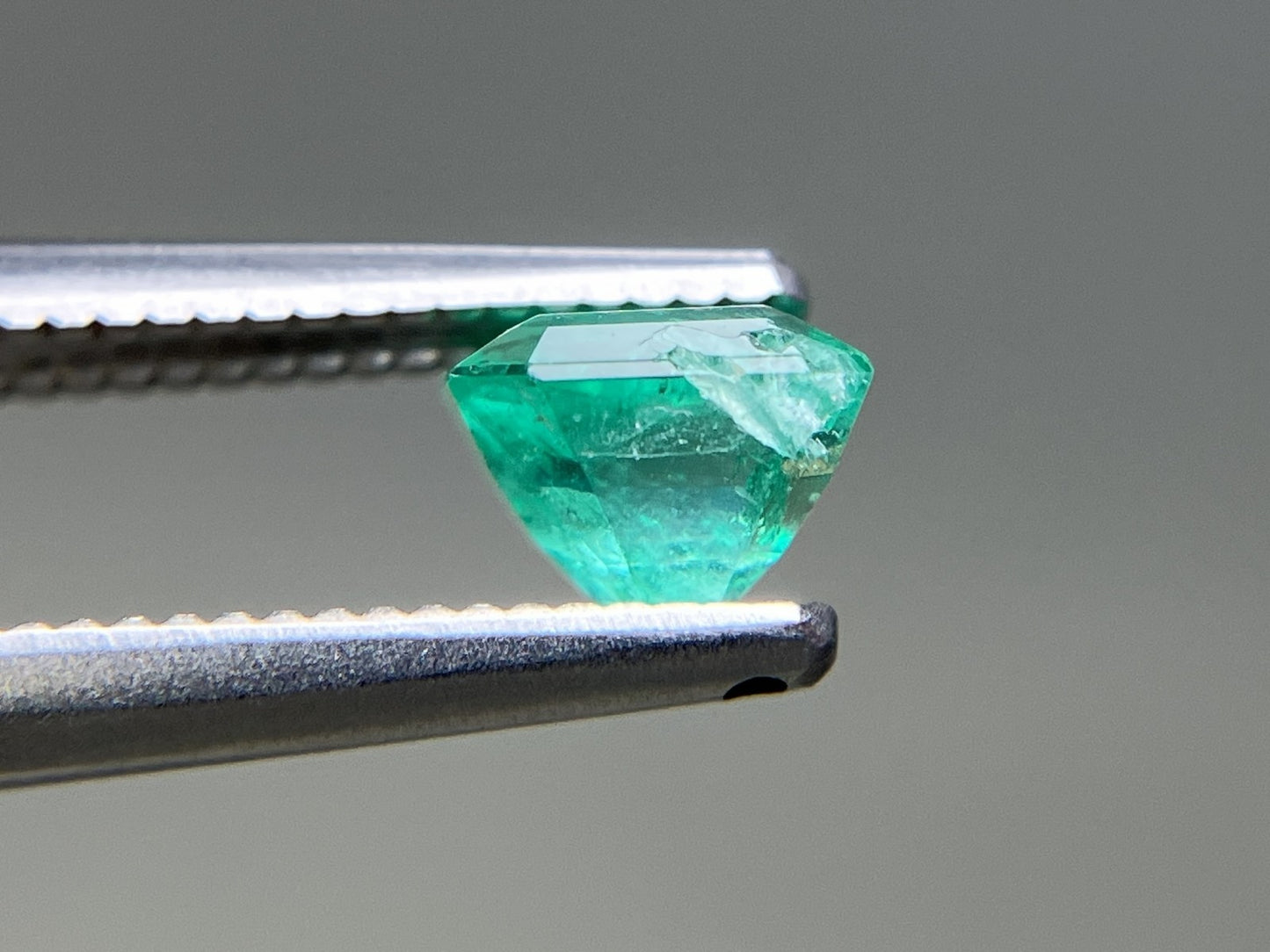 エメラルド 天然 0.629ct 宝石ソーティング付き 5.0㎜×4.4㎜×4.0㎜ ルース（ 裸石 ） 7511YY