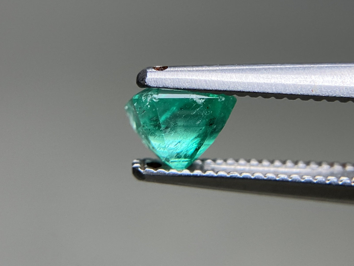 エメラルド 天然 0.629ct 宝石ソーティング付き 5.0㎜×4.4㎜×4.0㎜ ルース（ 裸石 ） 7511YY