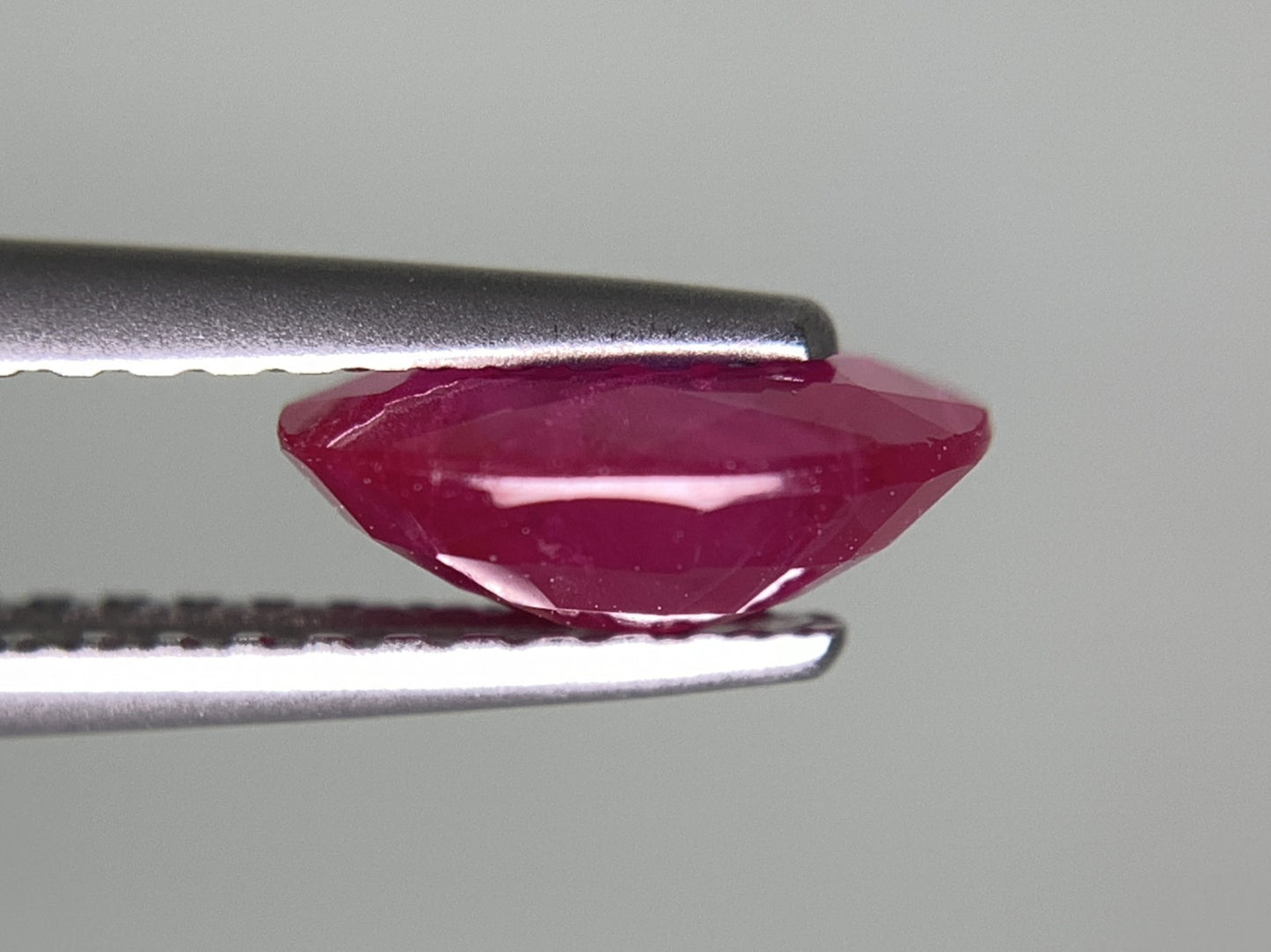 ルビー 天然 1.342ct 中央宝石ソーティング付き 7.91㎜×6.08㎜×3.17㎜ ルース（ 裸石 ） 7957Y
