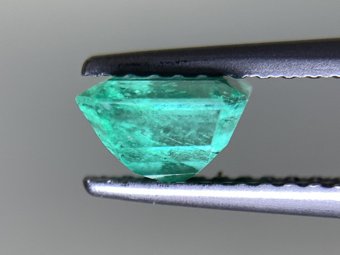 エメラルド  天然  0.760ct  中央宝石ソーティング付き  5.86㎜×4.93㎜×3.89㎜   天然 ルース（ 裸石 ） 5090Y