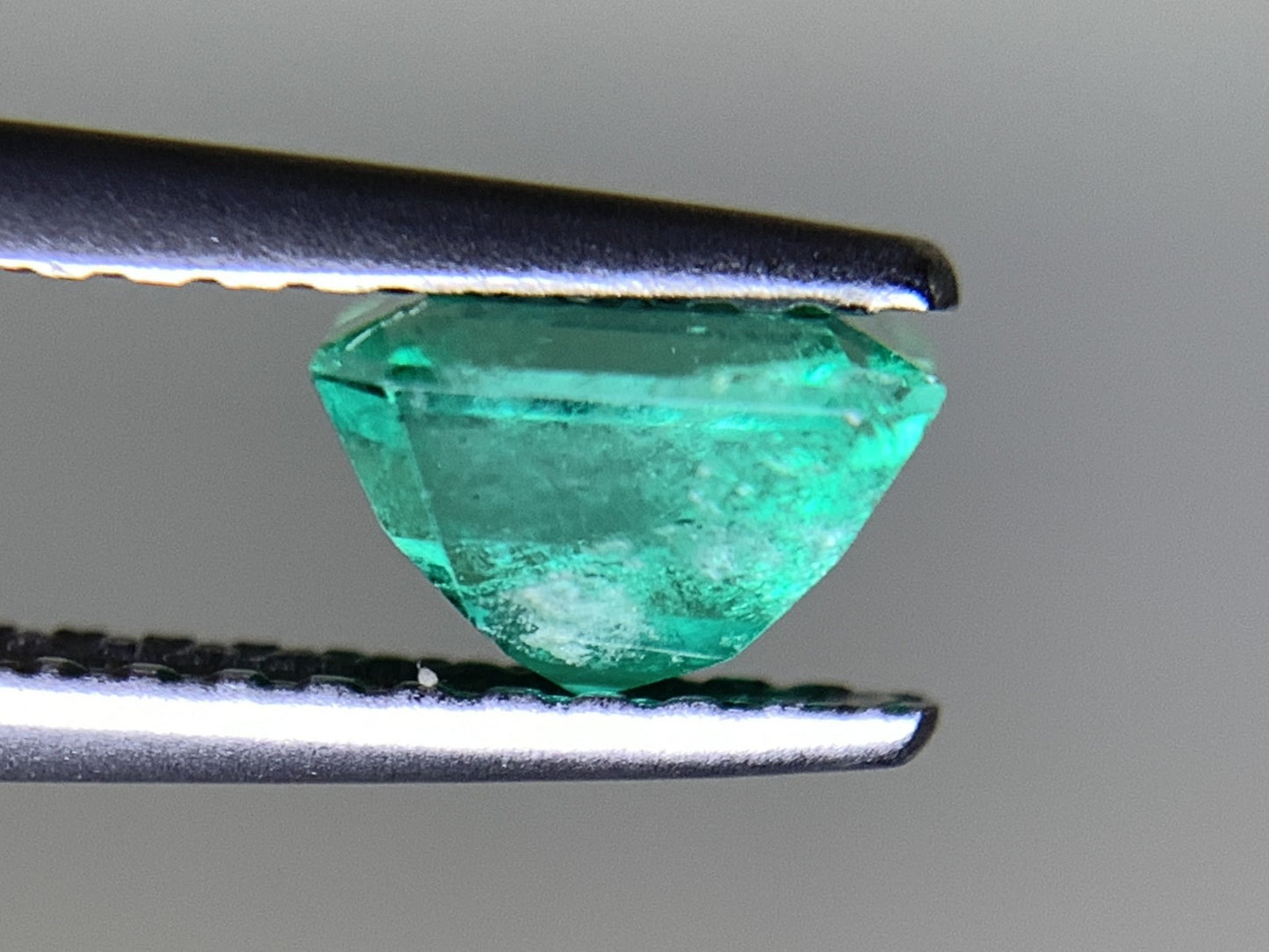 エメラルド  天然  0.760ct  中央宝石ソーティング付き  5.86㎜×4.93㎜×3.89㎜   天然 ルース（ 裸石 ） 5090Y