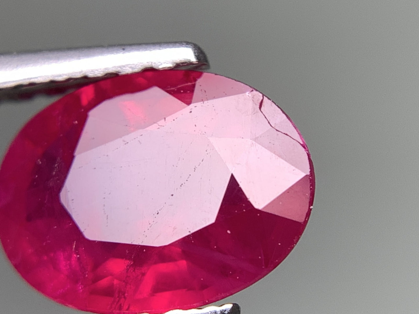 ルビー 天然 1.342ct 中央宝石ソーティング付き 7.91㎜×6.08㎜×3.17㎜ ルース（ 裸石 ） 7957Y