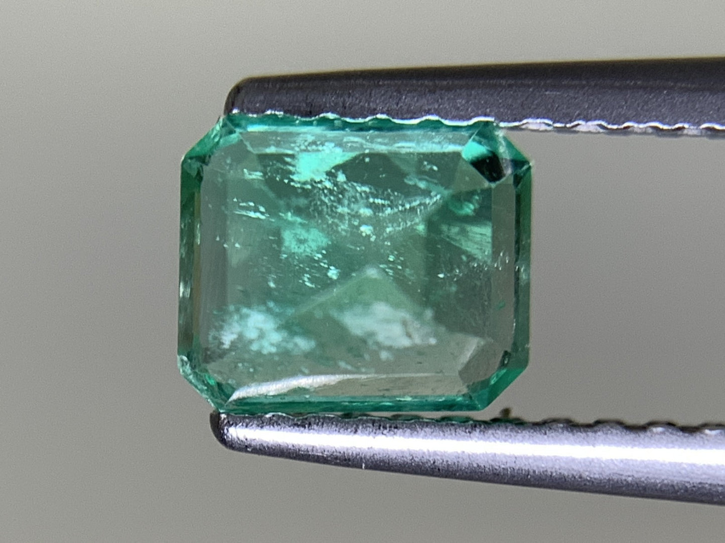 エメラルド  天然  0.760ct  中央宝石ソーティング付き  5.86㎜×4.93㎜×3.89㎜   天然 ルース（ 裸石 ） 5090Y