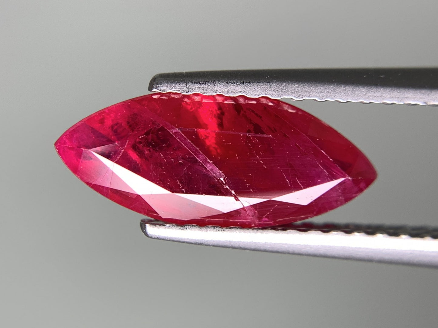 ルビー 天然 2.129ct 中央宝石ソーティング付き 12.37㎜×5.40㎜×3.59㎜ ルース（ 裸石 ） 7961Y