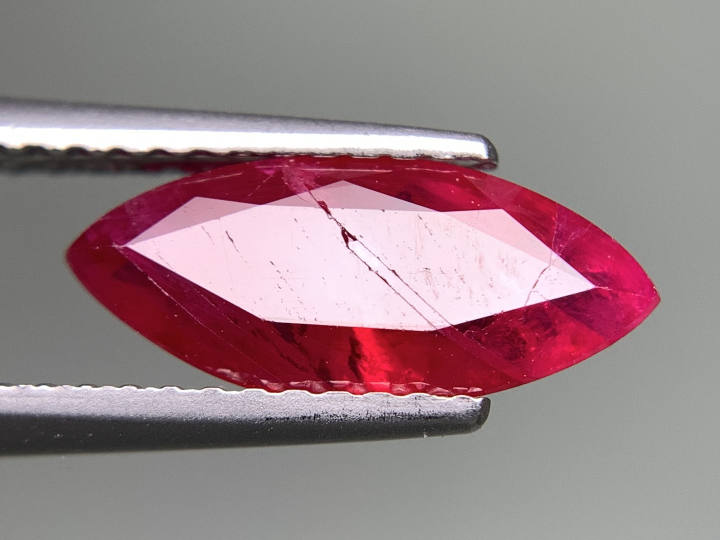 ルビー 天然 2.129ct 中央宝石ソーティング付き 12.37㎜×5.40㎜×3.59㎜ ルース（ 裸石 ） 7961Y