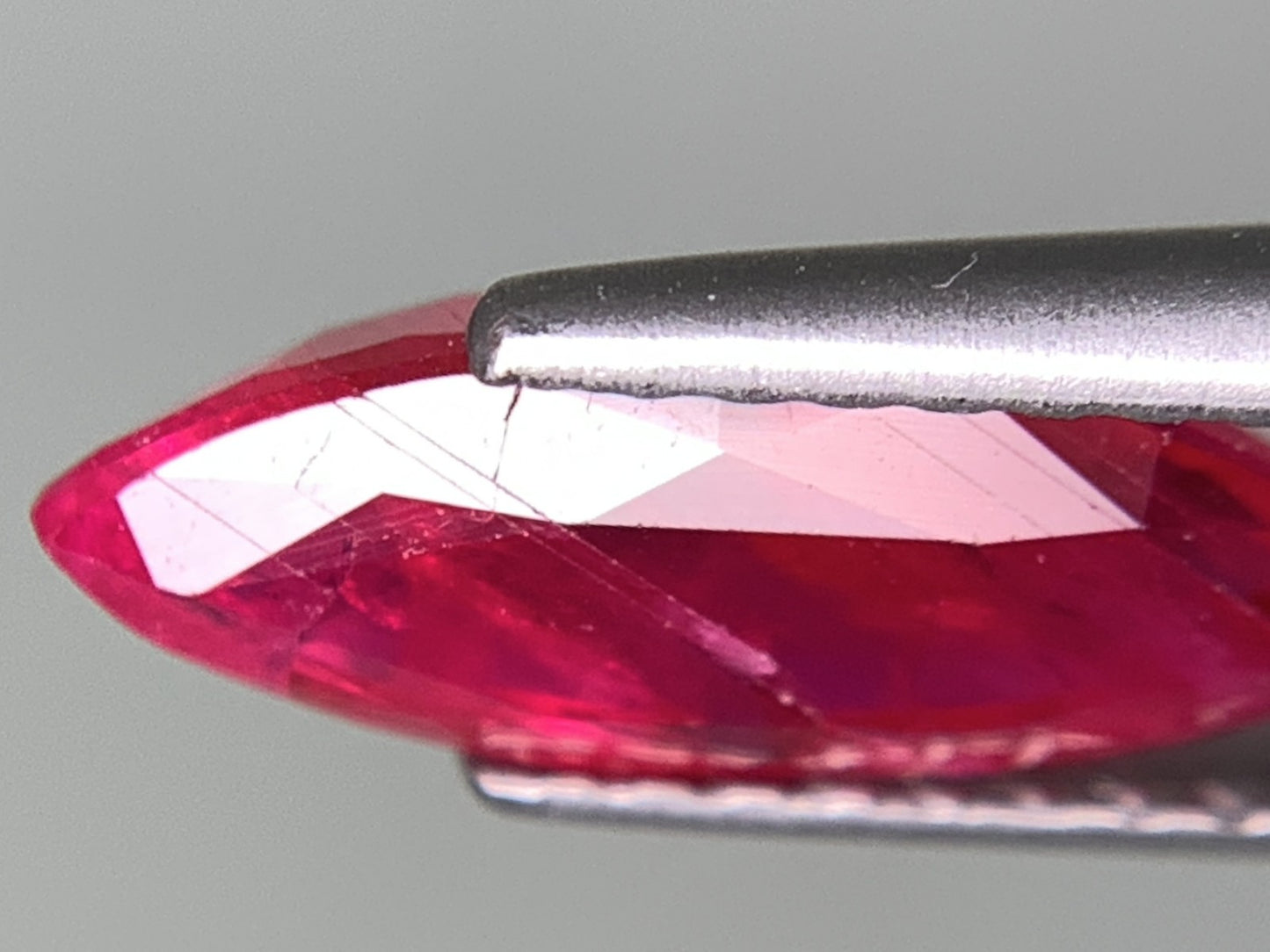 ルビー 天然 2.129ct 中央宝石ソーティング付き 12.37㎜×5.40㎜×3.59㎜ ルース（ 裸石 ） 7961Y