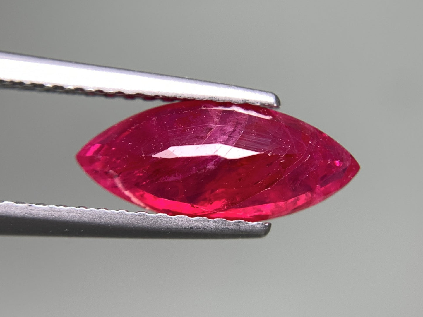ルビー 天然 2.129ct 中央宝石ソーティング付き 12.37㎜×5.40㎜×3.59㎜ ルース（ 裸石 ） 7961Y