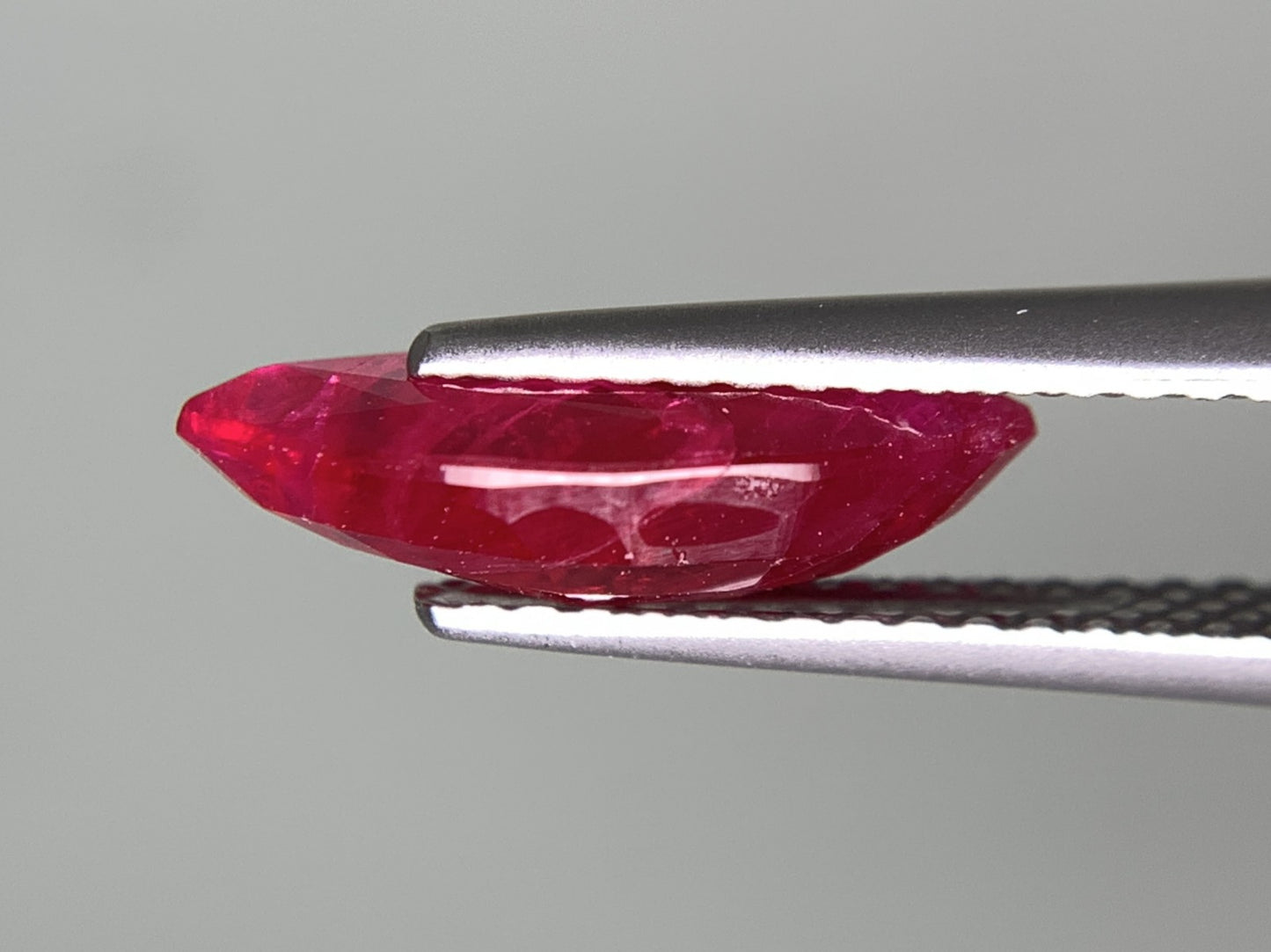 ルビー 天然 2.129ct 中央宝石ソーティング付き 12.37㎜×5.40㎜×3.59㎜ ルース（ 裸石 ） 7961Y