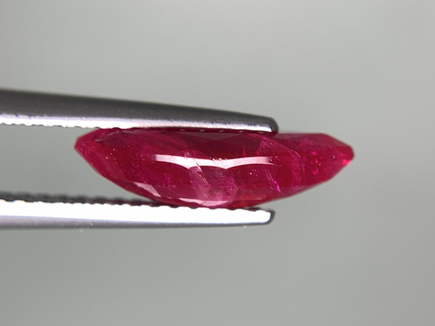 ルビー 天然 2.129ct 中央宝石ソーティング付き 12.37㎜×5.40㎜×3.59㎜ ルース（ 裸石 ） 7961Y