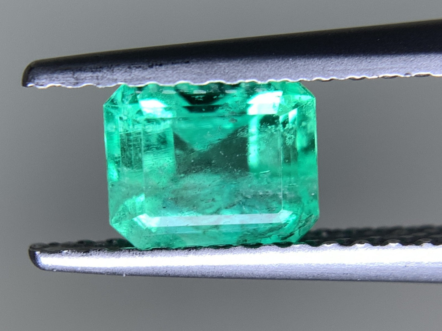エメラルド  天然  0.760ct  中央宝石ソーティング付き  5.86㎜×4.93㎜×3.89㎜   天然 ルース（ 裸石 ） 5090Y