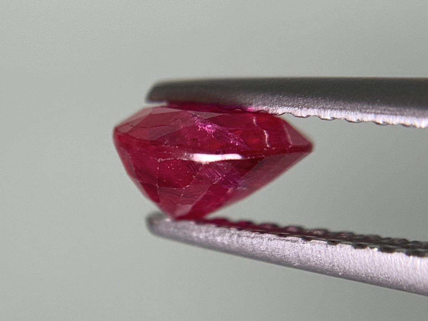 ルビー 天然 1.004ct 中央宝石ソーティング付き 6.10㎜×5.38㎜×3.59㎜ ルース（ 裸石 ） 7966Y