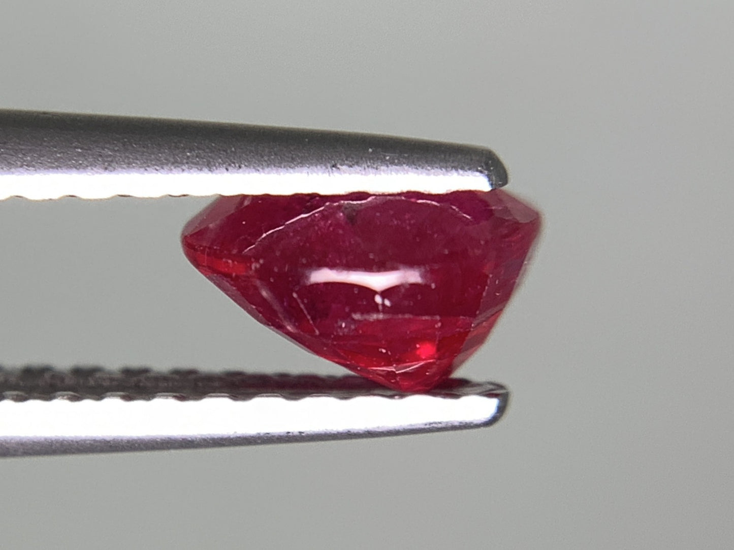 ルビー 天然 1.004ct 中央宝石ソーティング付き 6.10㎜×5.38㎜×3.59㎜ ルース（ 裸石 ） 7966Y