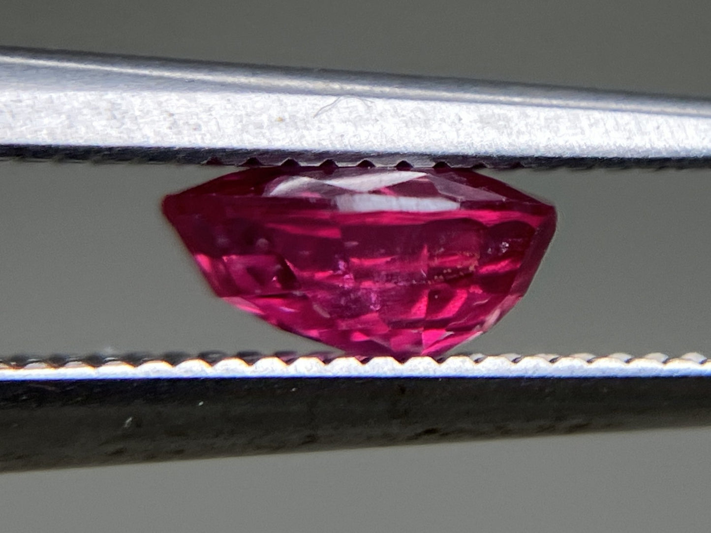 ルビー 1.098ct  中央宝石ソーティング付き  6.32㎜×5.88㎜×3.11㎜  天然 ルース（ 裸石 ） 2441YY