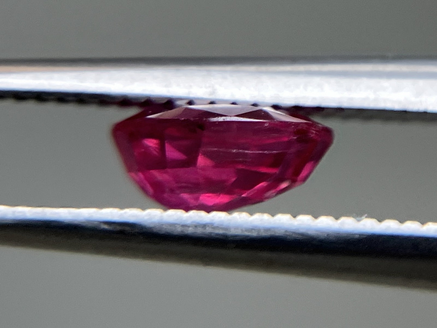 ルビー 1.098ct  中央宝石ソーティング付き  6.32㎜×5.88㎜×3.11㎜  天然 ルース（ 裸石 ） 2441YY