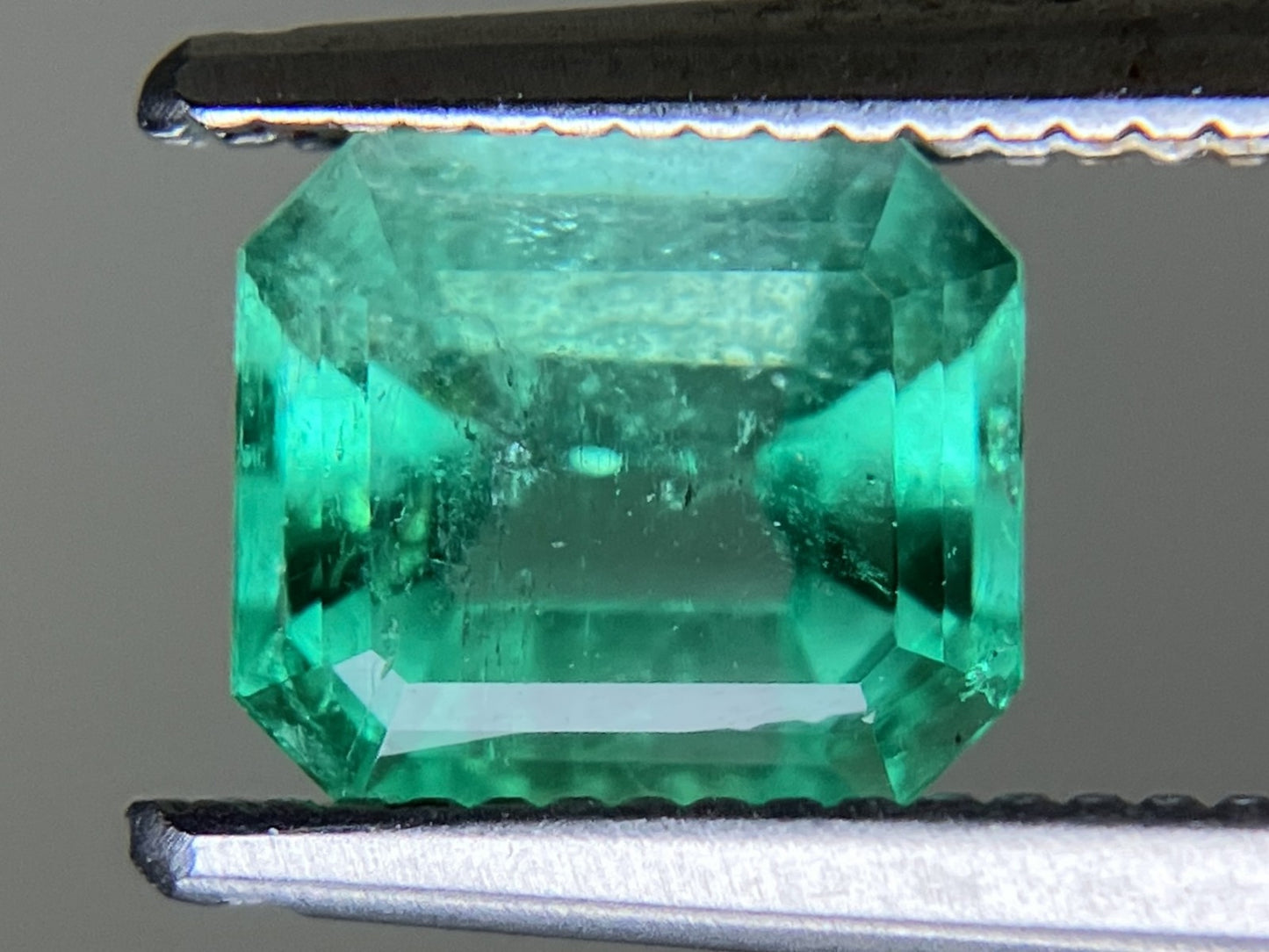 エメラルド 1.077ct  中央宝石ソーティング付き  6.61㎜×5.75㎜×4.15㎜  天然 ルース（ 裸石 ） 4476YY