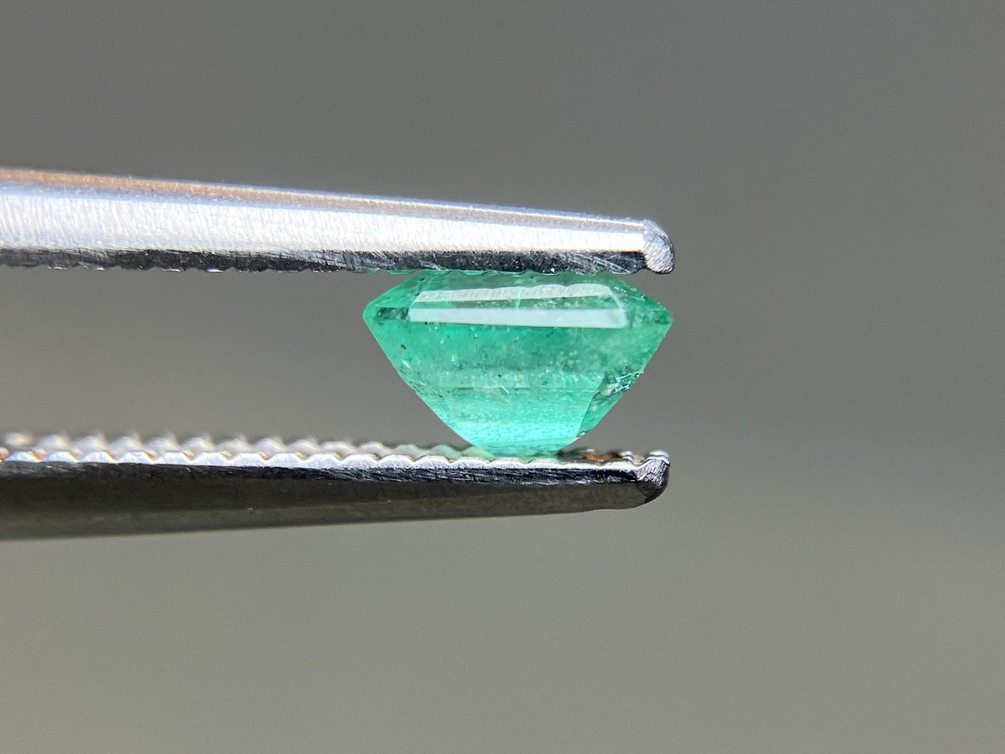 エメラルド 天然 0.450ct 宝石ソーティング付き 5.0㎜×4.2㎜×3.0㎜ ルース（ 裸石 ） 7616YY