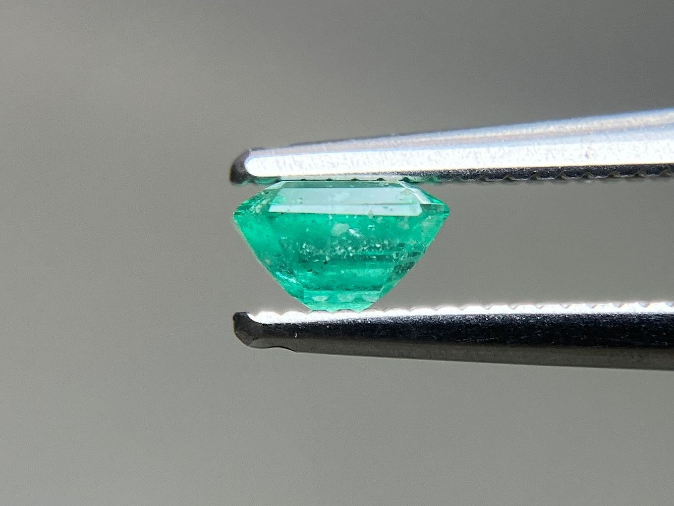 エメラルド 天然 0.450ct 宝石ソーティング付き 5.0㎜×4.2㎜×3.0㎜ ルース（ 裸石 ） 7616YY