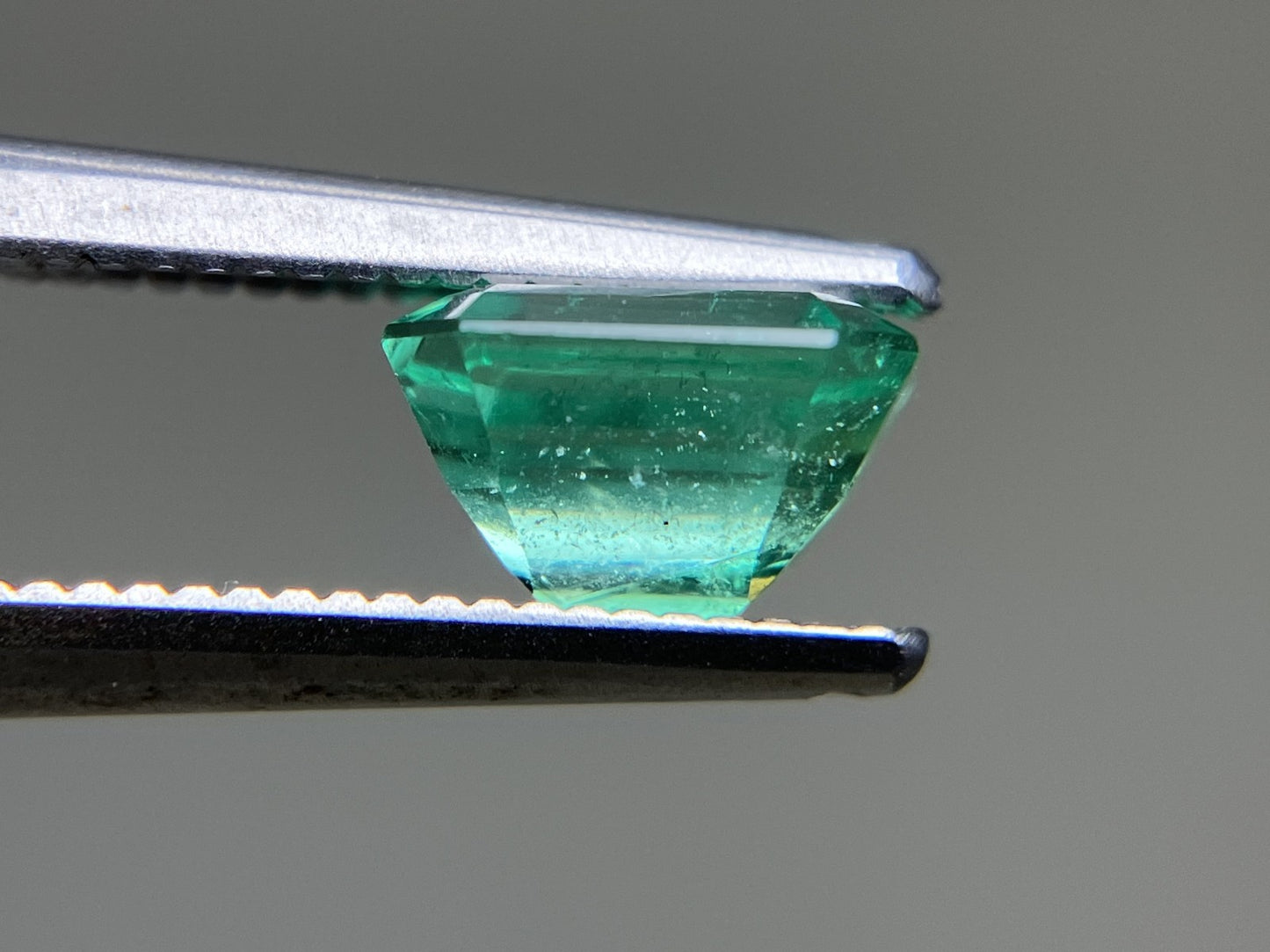エメラルド 1.077ct  中央宝石ソーティング付き  6.61㎜×5.75㎜×4.15㎜  天然 ルース（ 裸石 ） 4476YY
