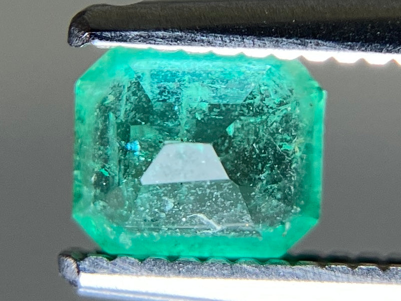 エメラルド 天然 0.450ct 宝石ソーティング付き 5.0㎜×4.2㎜×3.0㎜ ルース（ 裸石 ） 7616YY
