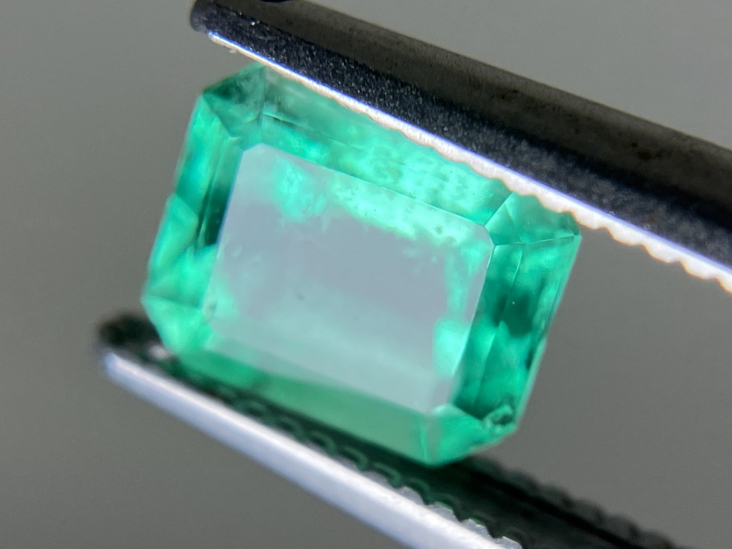 エメラルド 1.077ct  中央宝石ソーティング付き  6.61㎜×5.75㎜×4.15㎜  天然 ルース（ 裸石 ） 4476YY