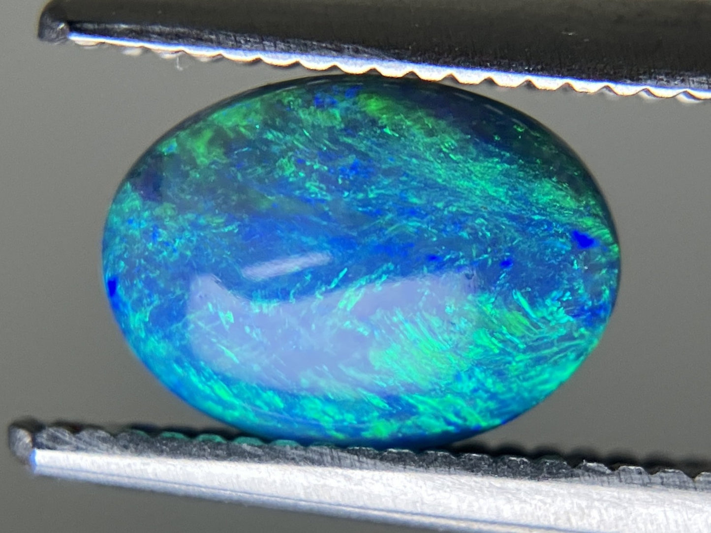 ブラックオパール 1.034ct  中央宝石ソーティング付き  8.2㎜×6.1㎜×3.4㎜  天然 ルース（ 裸石 ） 4366YY