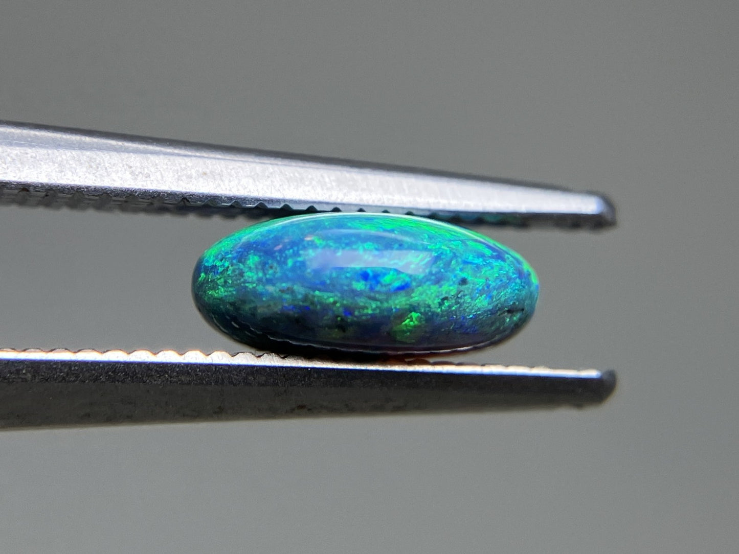 ブラックオパール 1.034ct  中央宝石ソーティング付き  8.2㎜×6.1㎜×3.4㎜  天然 ルース（ 裸石 ） 4366YY