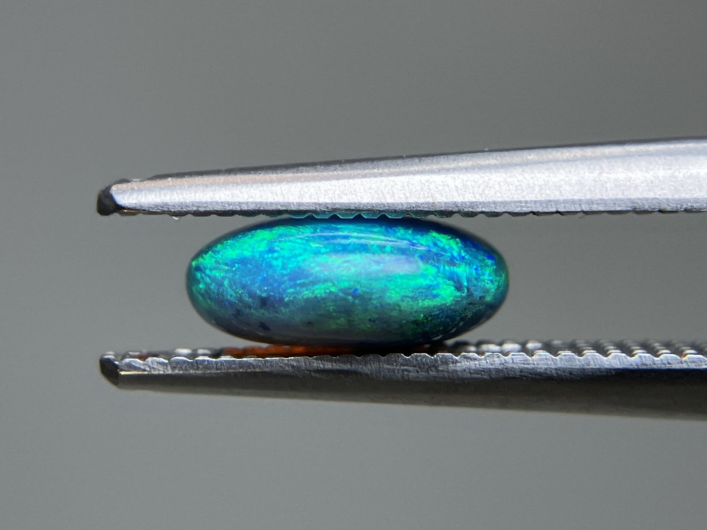 ブラックオパール 1.034ct  中央宝石ソーティング付き  8.2㎜×6.1㎜×3.4㎜  天然 ルース（ 裸石 ） 4366YY