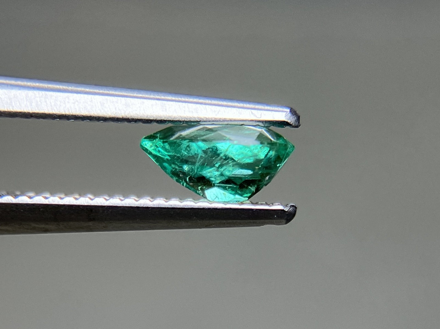 エメラルド 天然 0.407ct 宝石ソーティング付き 6.3㎜×4.0㎜×3.0㎜ ルース（ 裸石 ） 7617YY