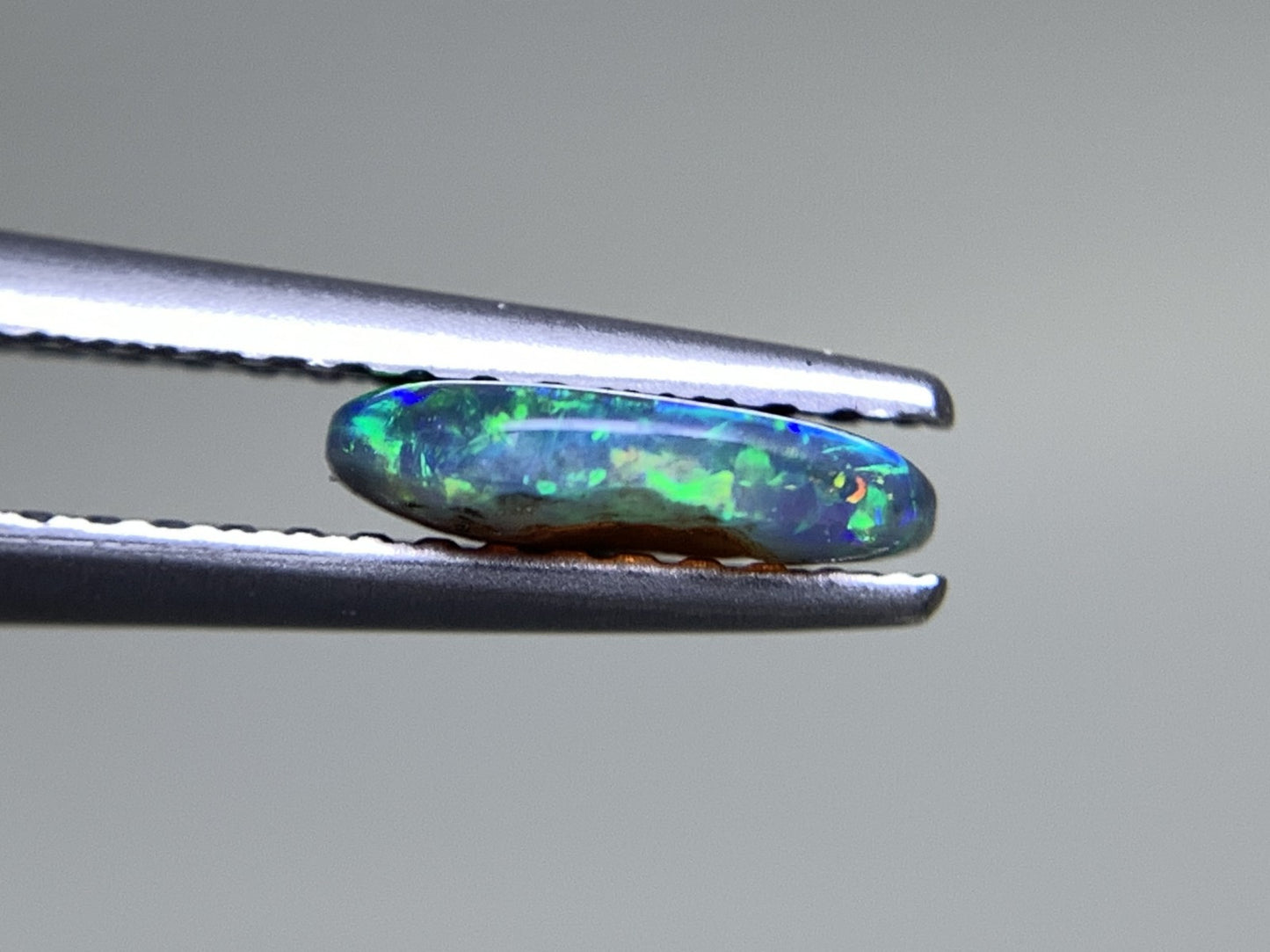 ブラックオパール  天然  0.562ct  宝石ソーティング付き  8.0㎜×5.3㎜×2.0㎜  ルース（ 裸石 ）  5181Y