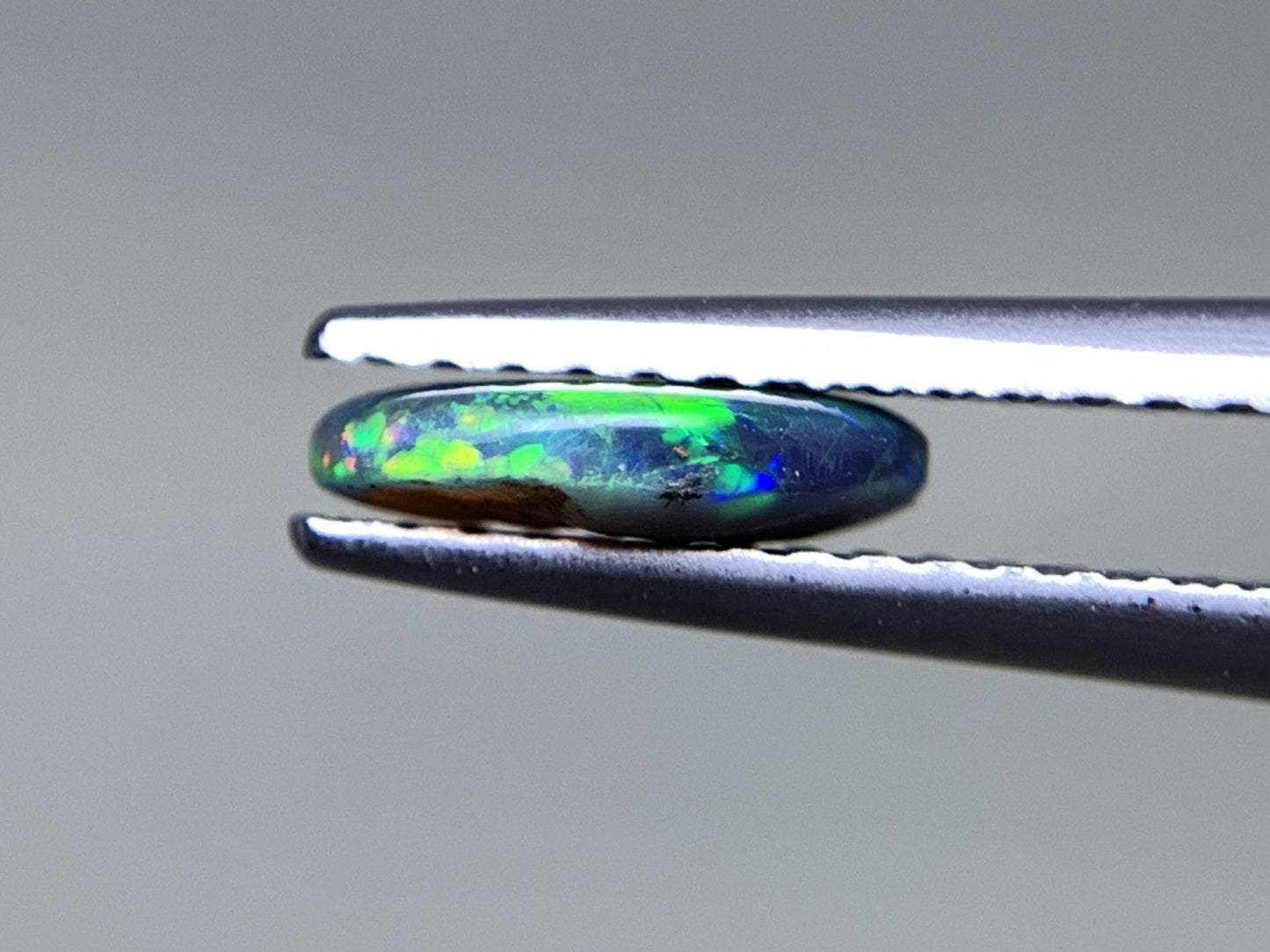 ブラックオパール  天然  0.562ct  宝石ソーティング付き  8.0㎜×5.3㎜×2.0㎜  ルース（ 裸石 ）  5181Y