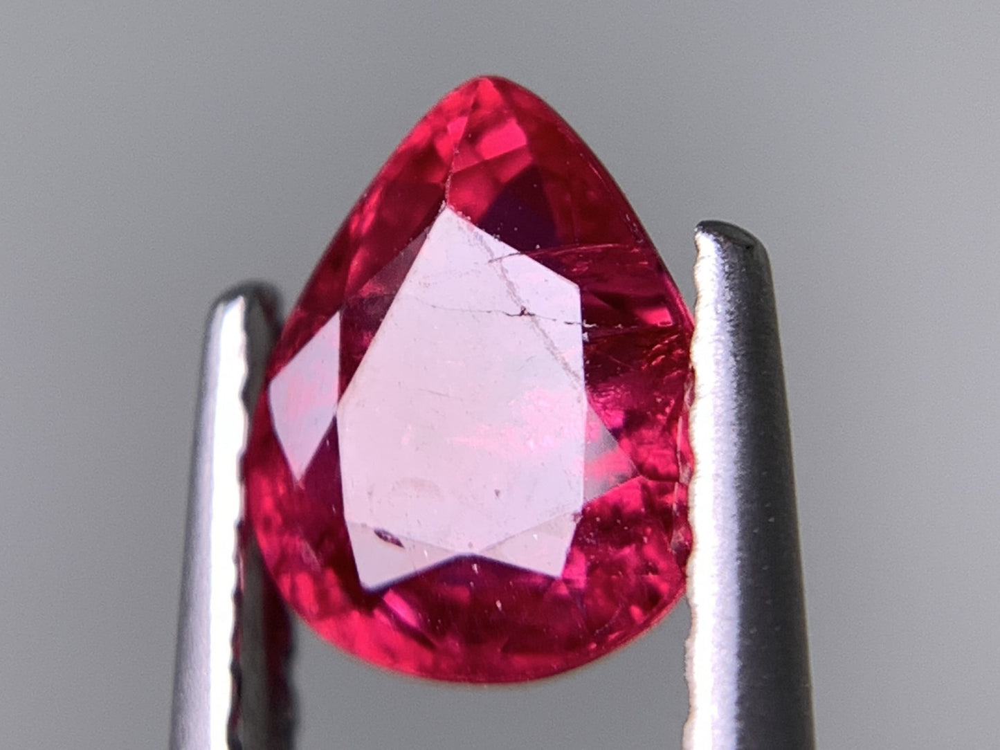 ルビー 天然 1.063ct 中央宝石ソーティング付き 6.77㎜×5.70㎜×3.24㎜ ルース（ 裸石 ） 7967Y