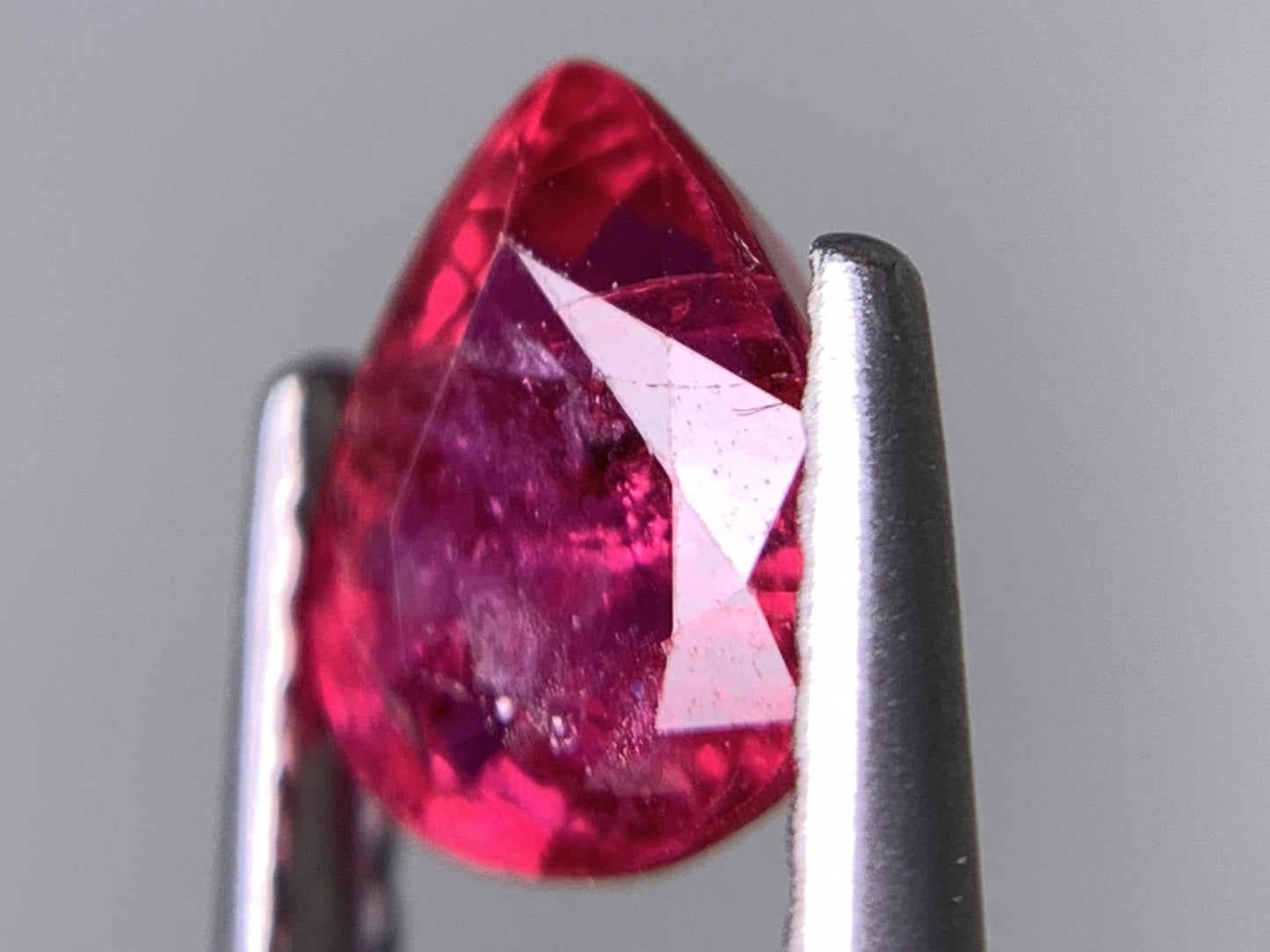 ルビー 天然 1.063ct 中央宝石ソーティング付き 6.77㎜×5.70㎜×3.24㎜ ルース（ 裸石 ） 7967Y